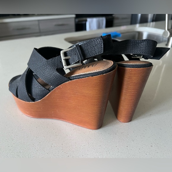 Women’s wedges size 6.5 - Picture 2 of 2